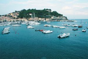 Der Hafen von Porto Azzurro auf der Insel Elba