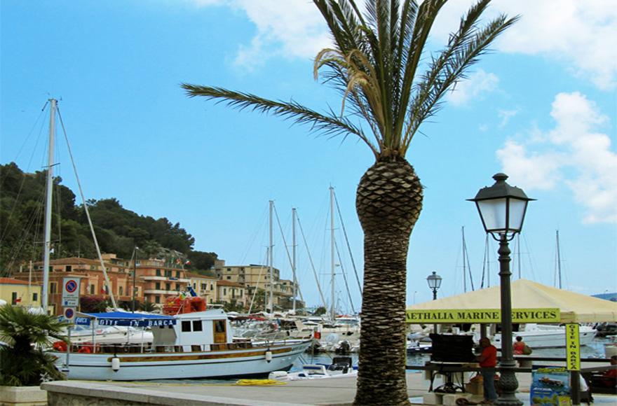 Der Hafen von Porto Azzurro